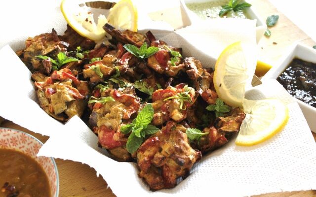 Pakoras au Four avec Chutney à l&rsquo;Ananas, Sauce au Yaourt et Sauce Épicée