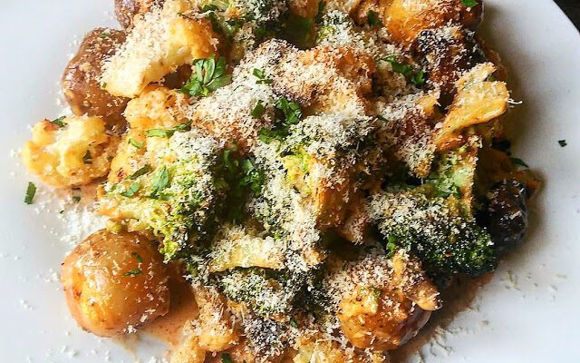 Petits légumes sautés au pesto rosso, gorgonzola et parmesan