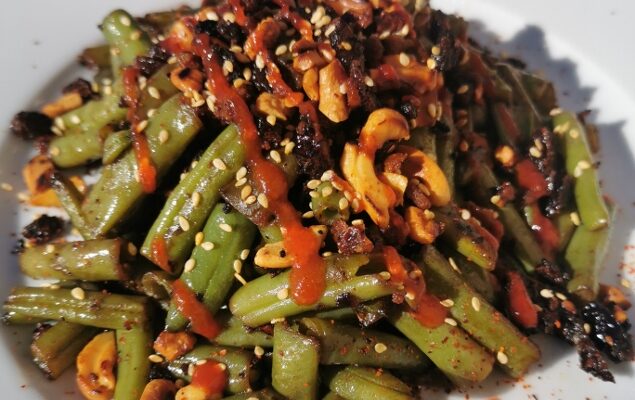 Sauteed green beans with ginger biscuits and cashews